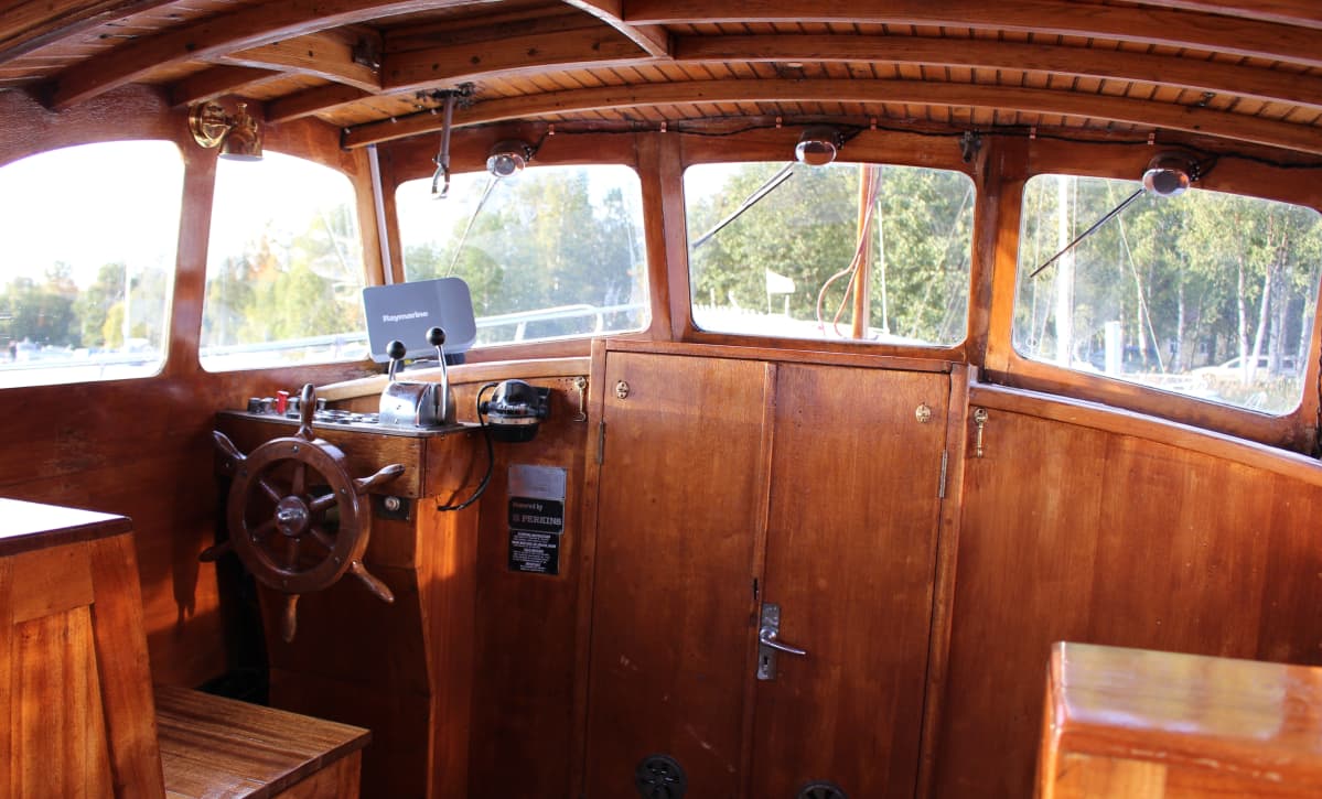 Kuvassa veneen ohjaushytti