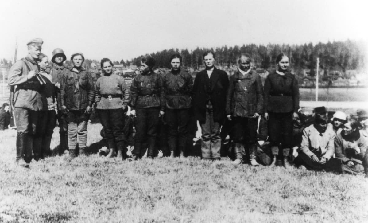 Punakaartissa palvelleita naisia vangittuna