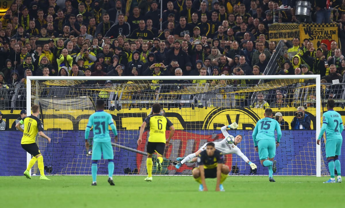 Marc-Andre ter Stegen torjuu Marco Reusin rangaistuspotkun.