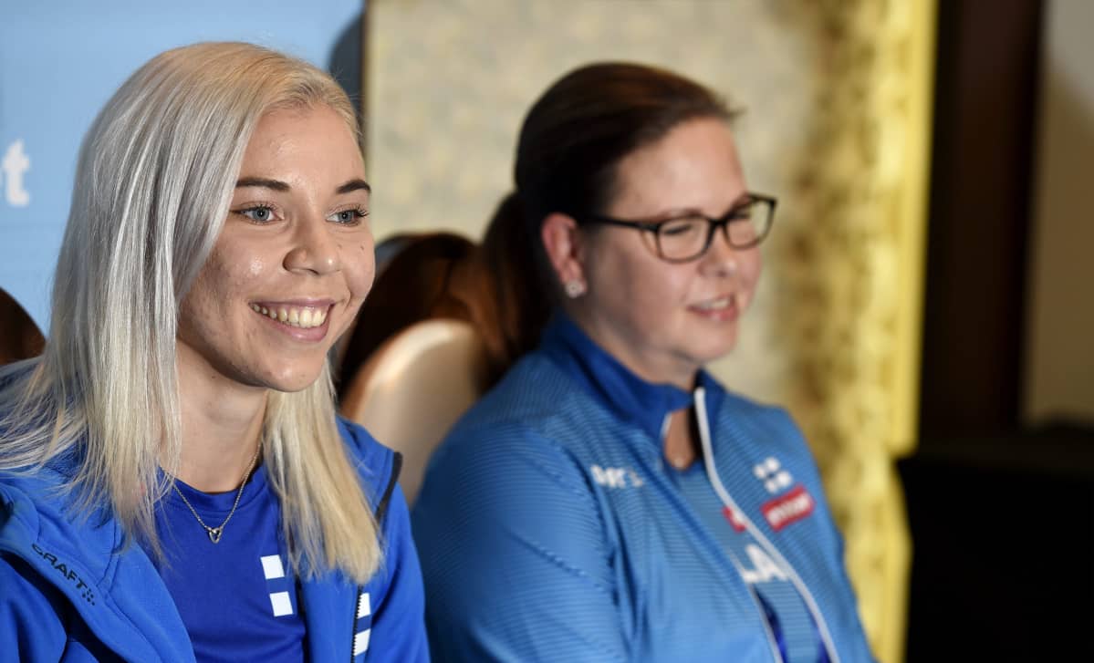 Taika Koilahti ja valmentaja Tanja Nirkkonen Dohassa.