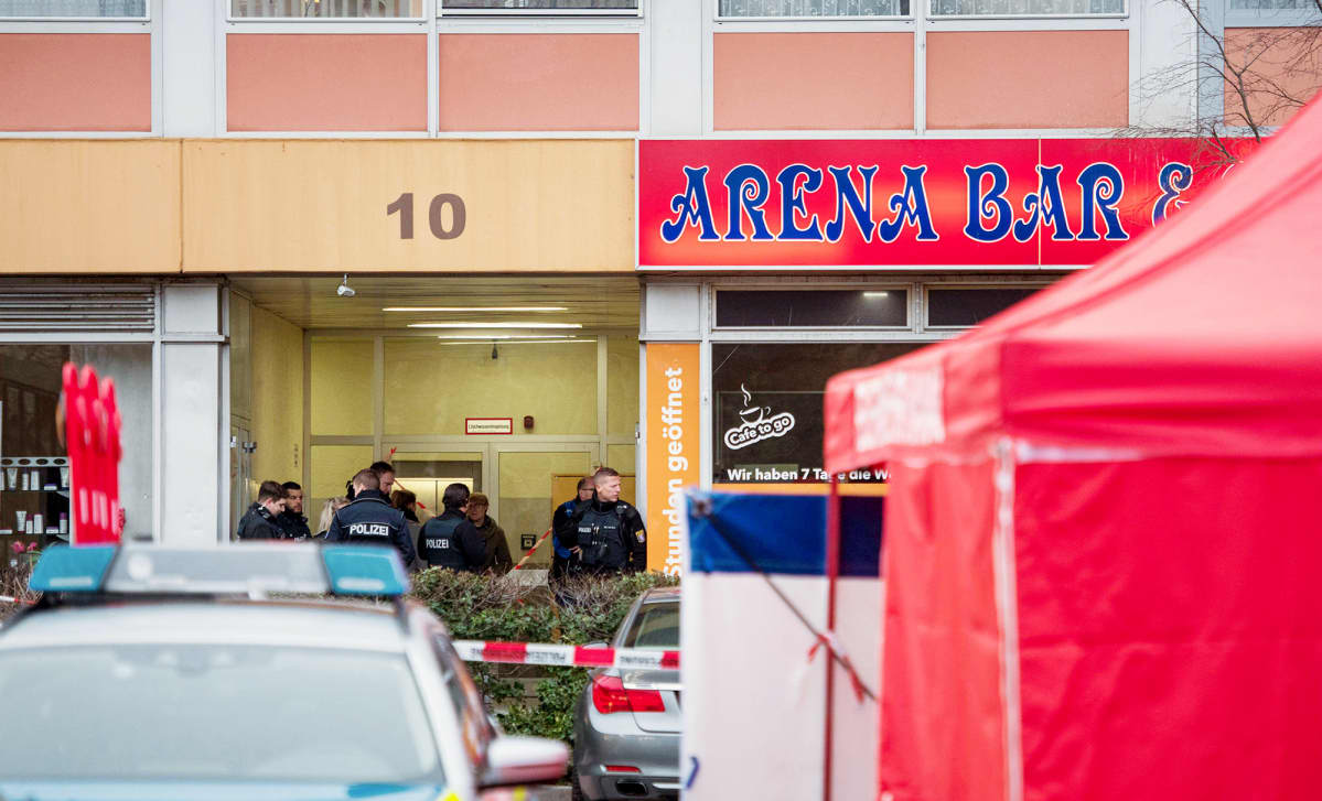 Poliiseja joukkoampumispaikalla Saksan Hanaussa.