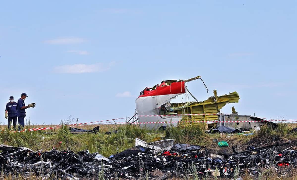 Ukrainalaiset työmiehet keräämässä lennon MH17 osia putoamispaikalla 20. heinäkuuta 2014 Ukrainassa.