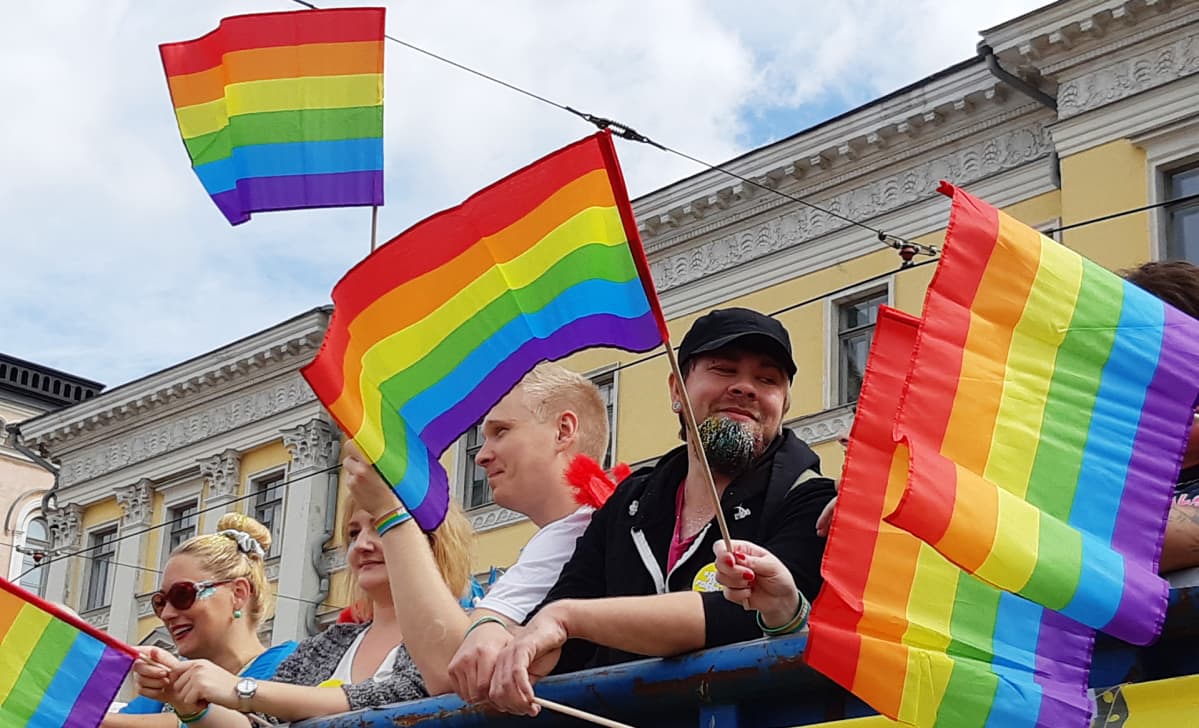 Pride-kulkueen osallistujia.