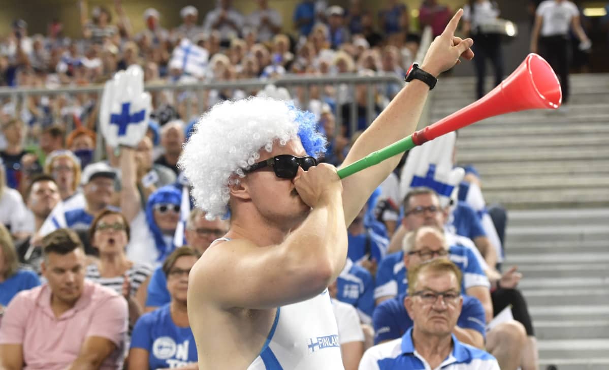 Suomen kannattajia Ljubljanassa.