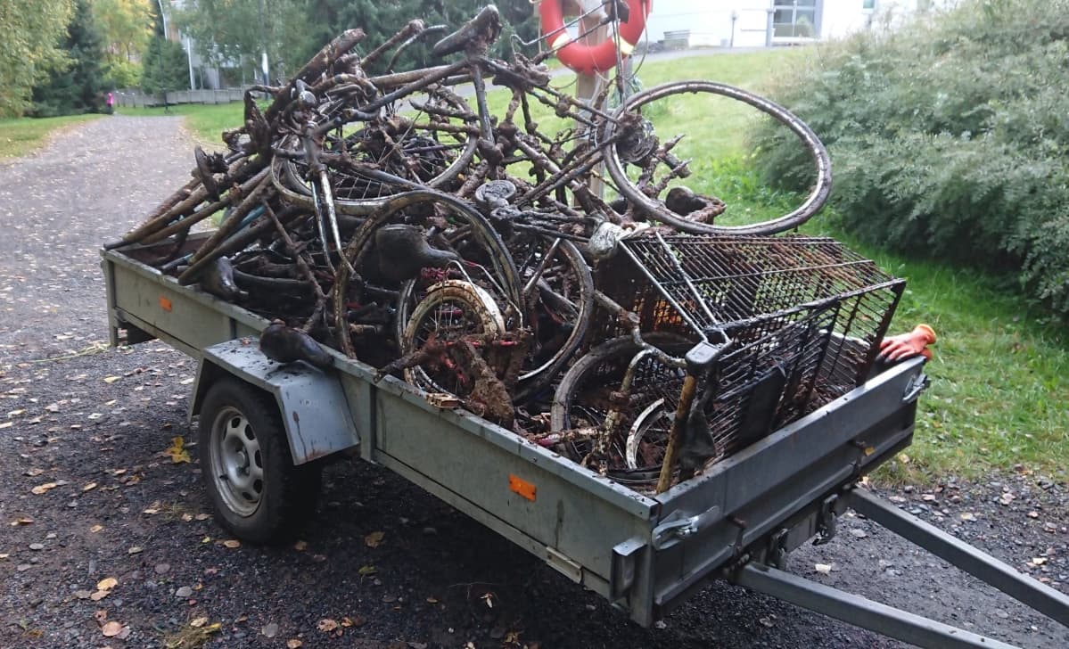 Peräkärry, jonka päällä runsaasti metalliromua