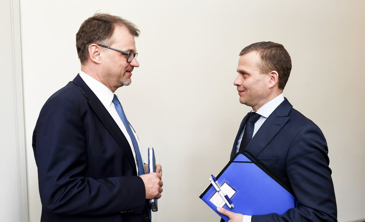 Keskustan puheenjohtaja, pääministeri Juha Sipilä (vas.) ja Kokoomuksen puheenjohtaja, valtiovarainministeri Petteri Orpo kohtaavat eduskunnan käytävällä ryhmäkokousten jälkeen ennen eduskunnan täysistuntoa 8. maaliskuuta.