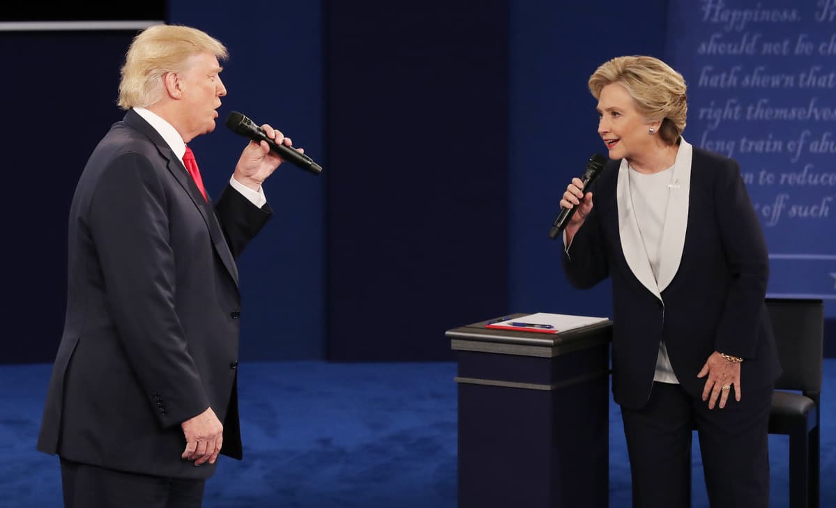 Donald Trump ja Hillary Clinton järjestyksessä toisessa vaaliväittelyssä Washingtonin yliopistossa, St. Louisissa, 9. lokakuuta.