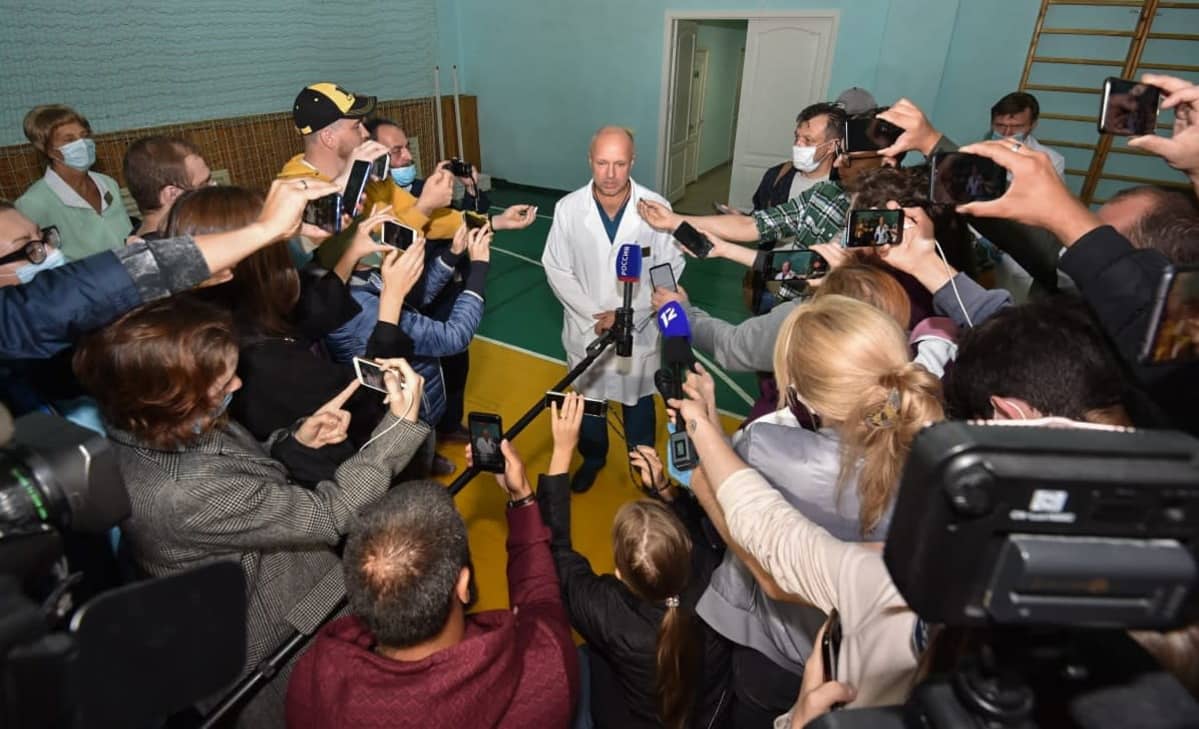 Omskin sairaalan apulaisjohtaja Anatoli Kalinitšenko kertoi toimittajille Navalnyin tilasta.