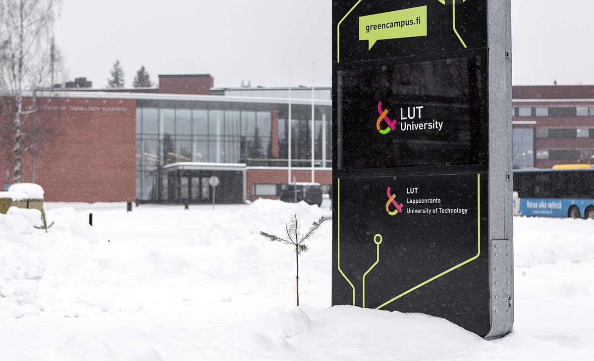 LUT-yliopisto kadulta kuvattuna.