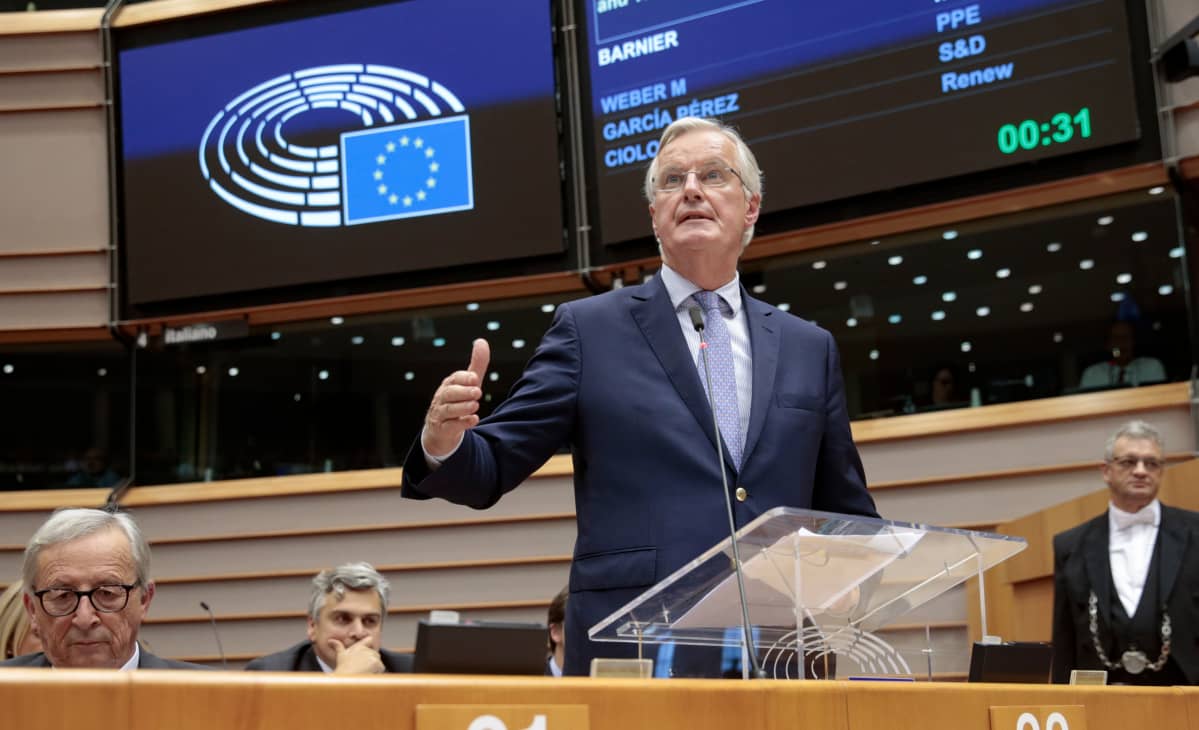Euroopan komission puheenjohtaja Jean-Claude Juncker ja brexit-neuvottelija Michel Barnier Euroopan parlamentissa.