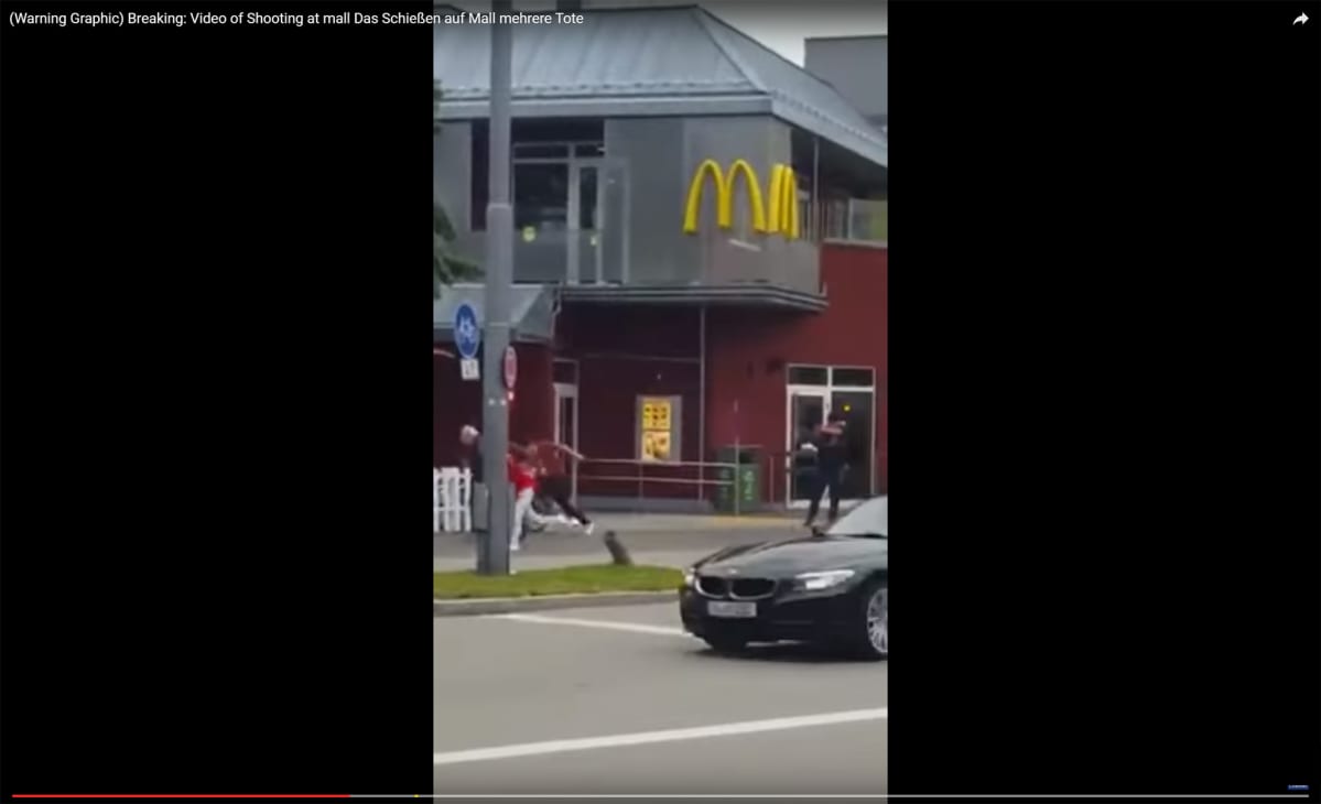 Kuvakaappaus videosta, jossa näkyy kuinka mies aloittaa ammuskelun jalkakäytävällä.