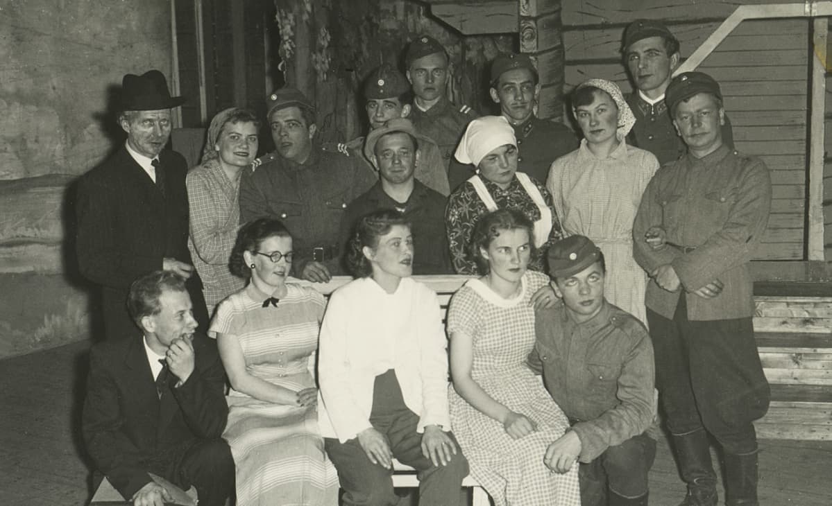 Alavuden nuorisoseuran teatteriseurue 1950-luvulla. Seurue esitti Serenadi sotatorvella -näytelmän