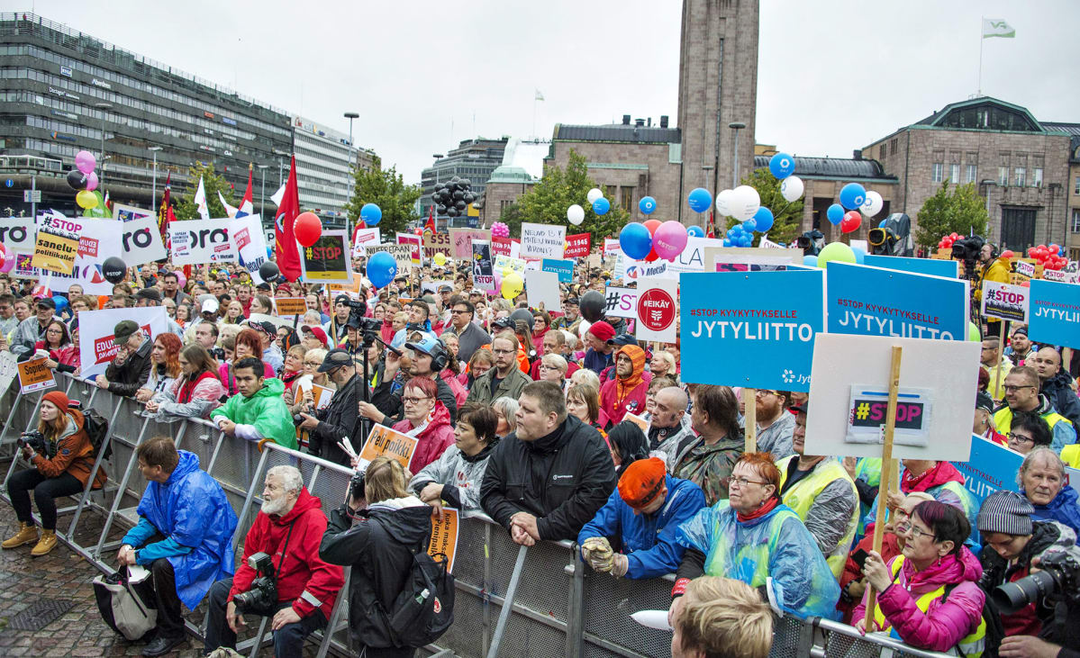 #STOP-mielenilmaus Helsingin Rautatientorilla.