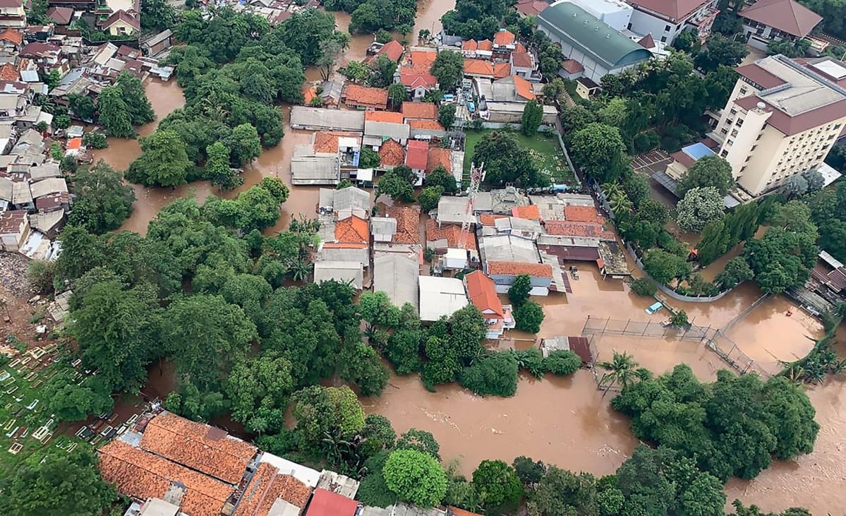 Vetta tulvi asuinalueelle Jakartassa 1. tammikuuta.