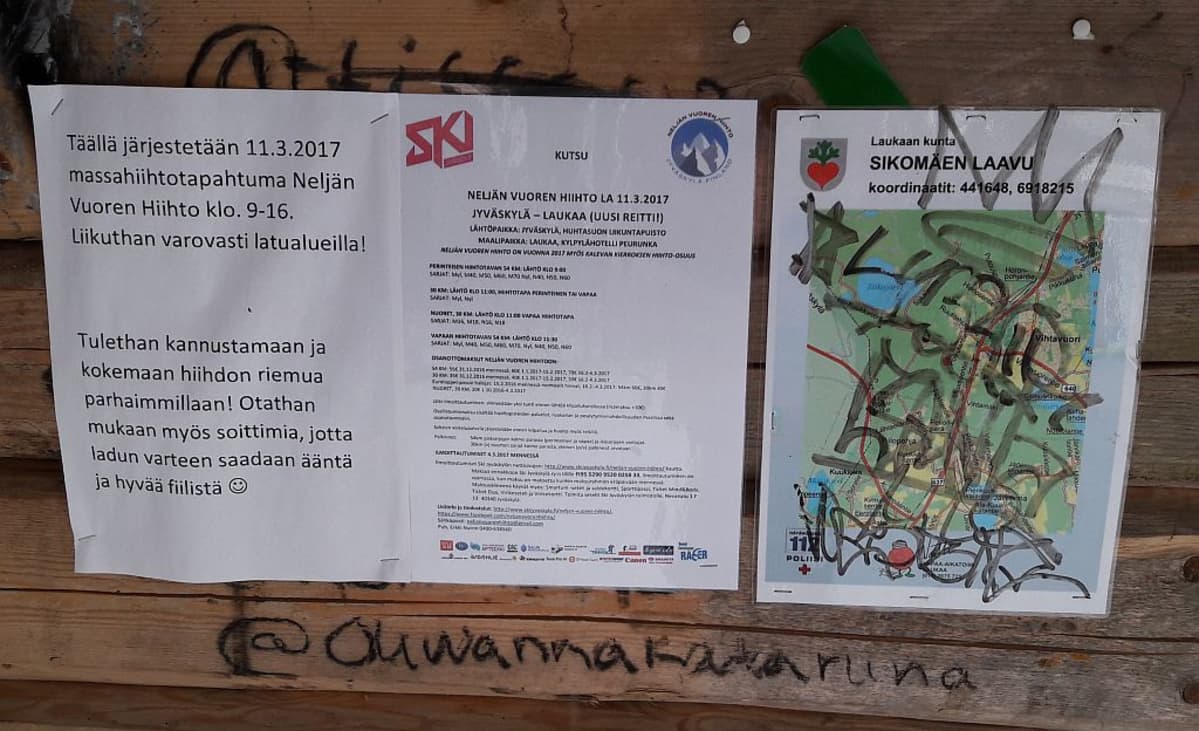 Sotkettuja kylttejä ilmoitustaululla.