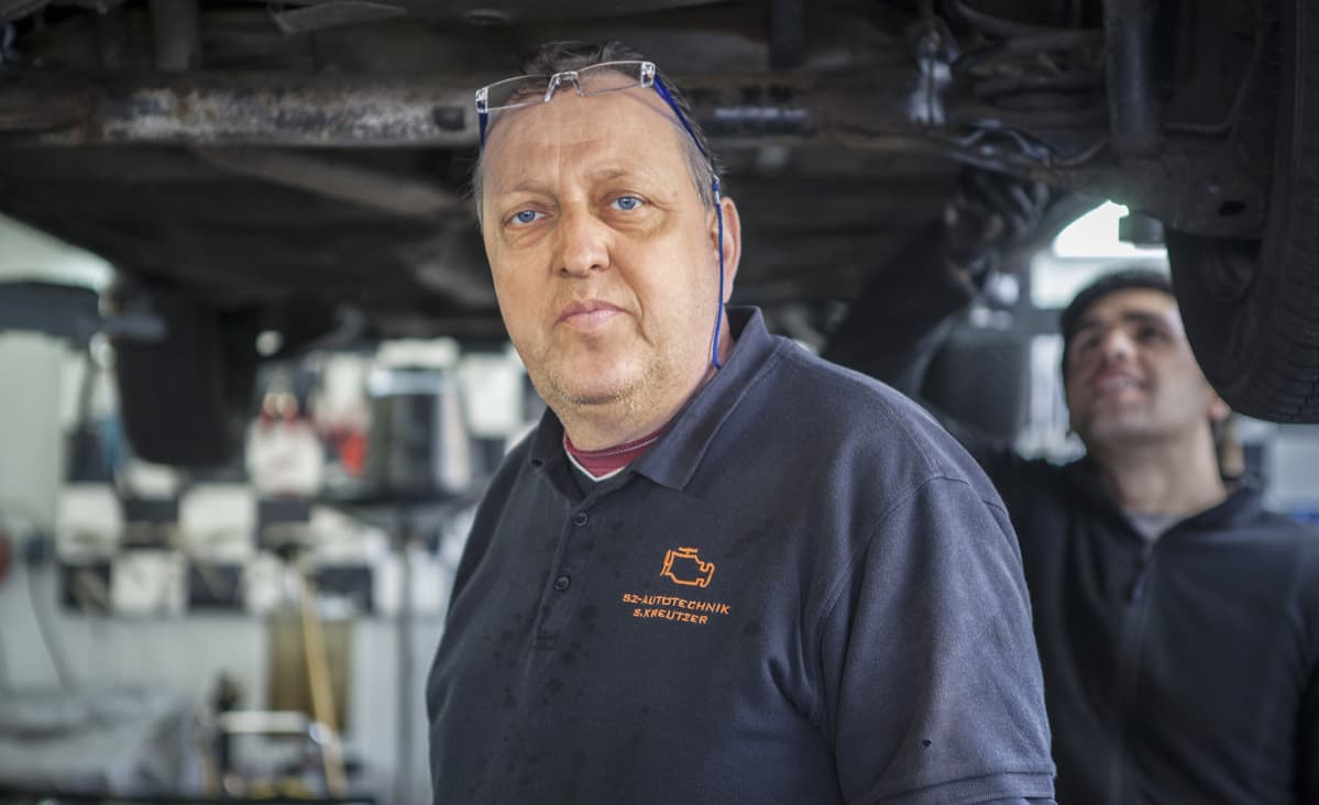 Automekaanikko Siegbert Kreutzer harkitsee bensiinillä kulkevan auton ostamista.