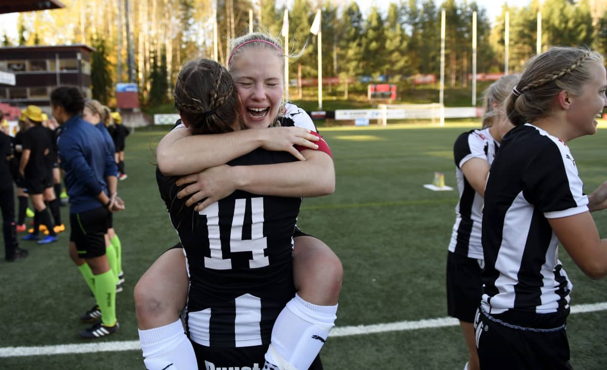 Mira Andersson juhlii TPS:n hopeamitalia Elli Pikkujämsän sylissä vuonna 2016.