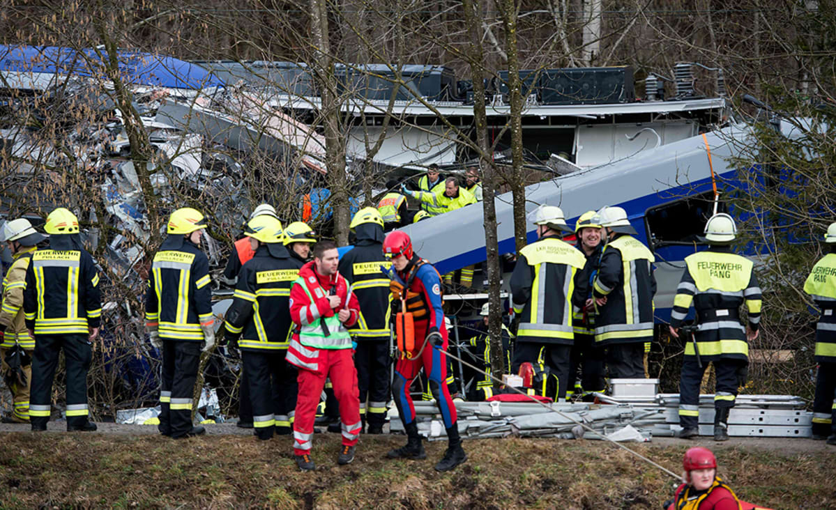Pelastustyöntekijöitä onnettomuuspaikalla Bad Aiblingissa.