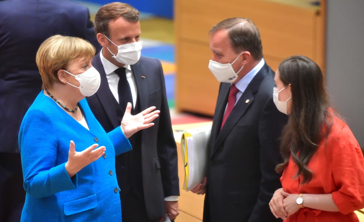 Angela Merkel, Emmanuel Macron, Stefan Löfven och Sanna Marin samtalar i samband med Europeiska rådets möte i Bryssel den 18 juli 2020.