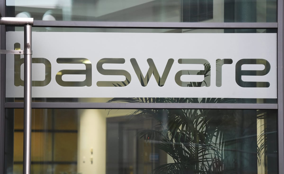 Ohjelmistoyhtiö Baswaren logo ovessa.