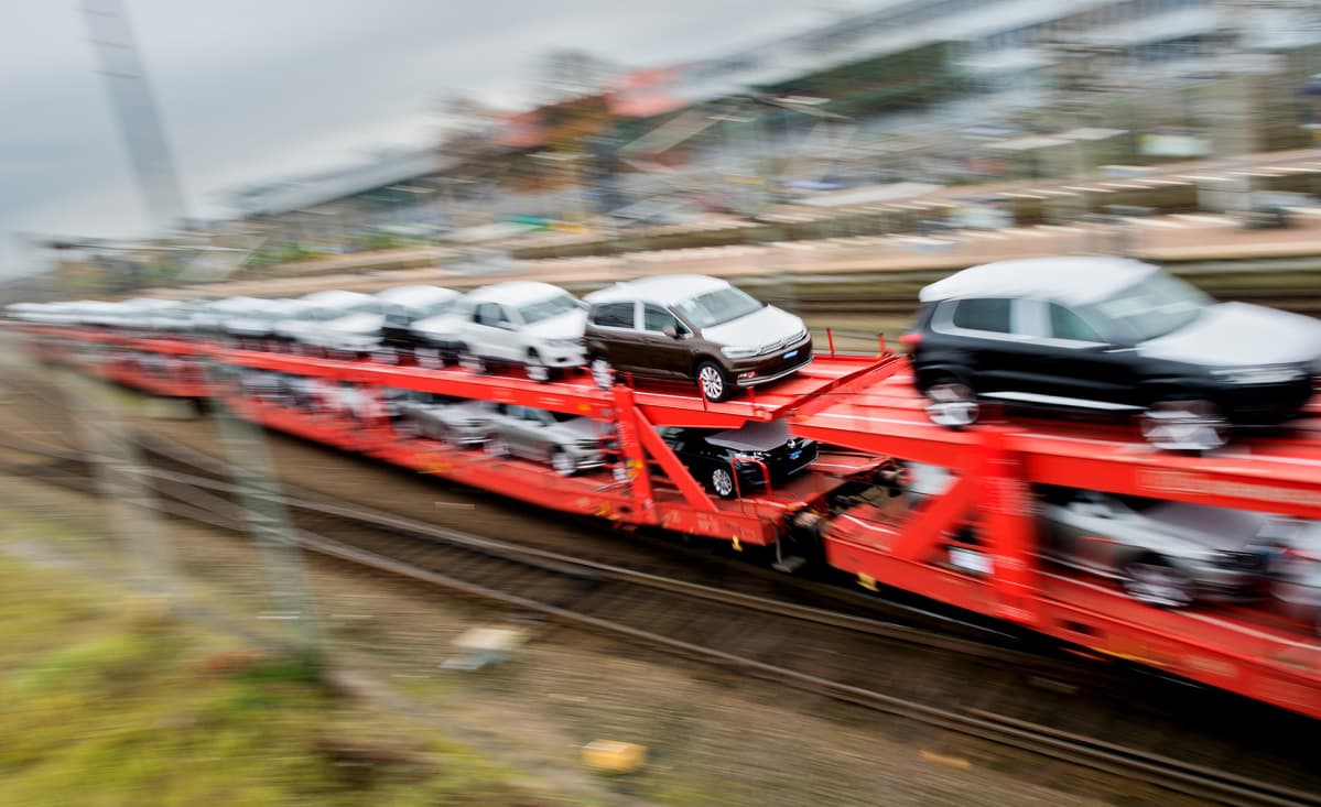 autojenkuljetusta Junalla.