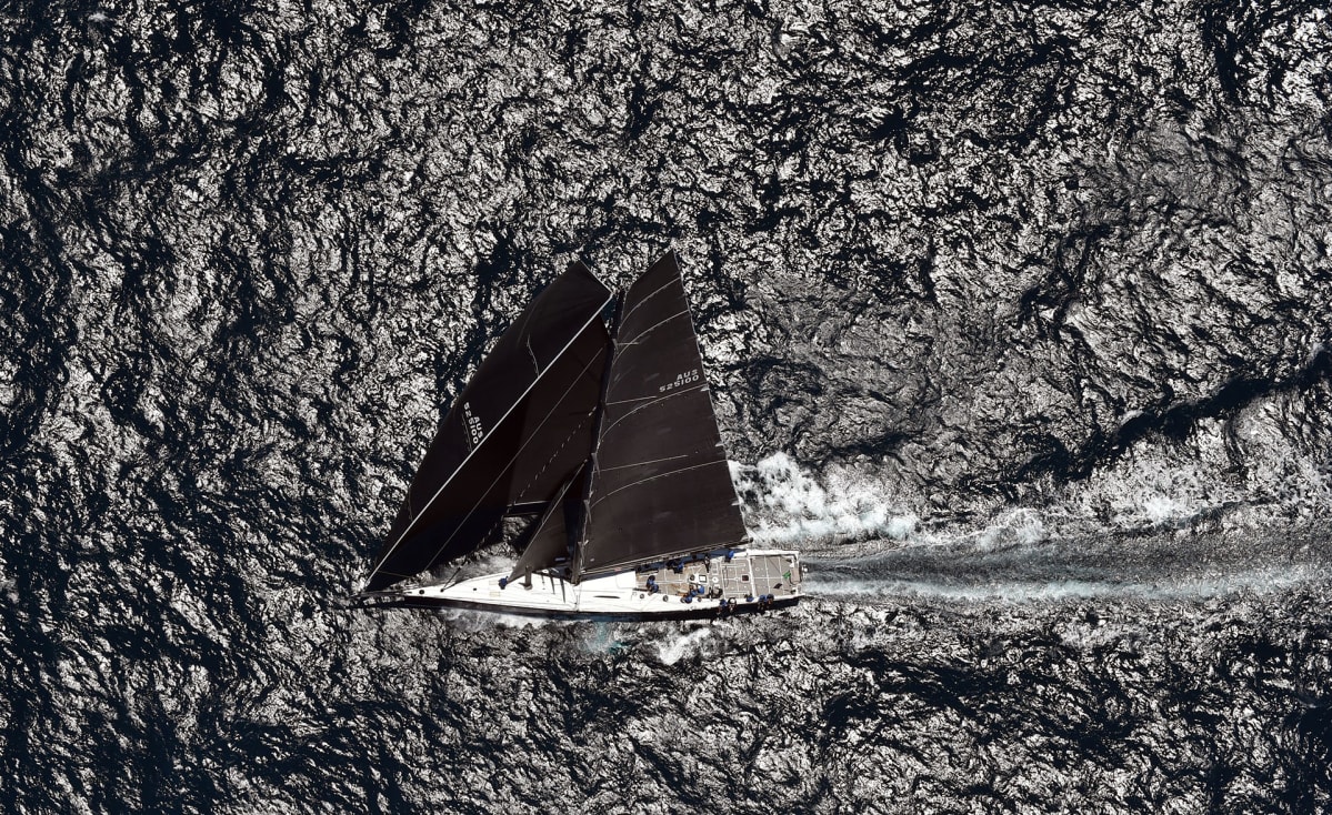 Black Jack -niminen purjealus näytti menevän kärjessä, kun Hobart Yacht-kilpailu käynnistyi Sydneyn edustalla 26. joulukuuta. Kilpailureitin pituus on noin 630 meripeninkulmaa (1 170 km) ja maalilinja on Hobartissa, Tasmanian saarella Australiassa.