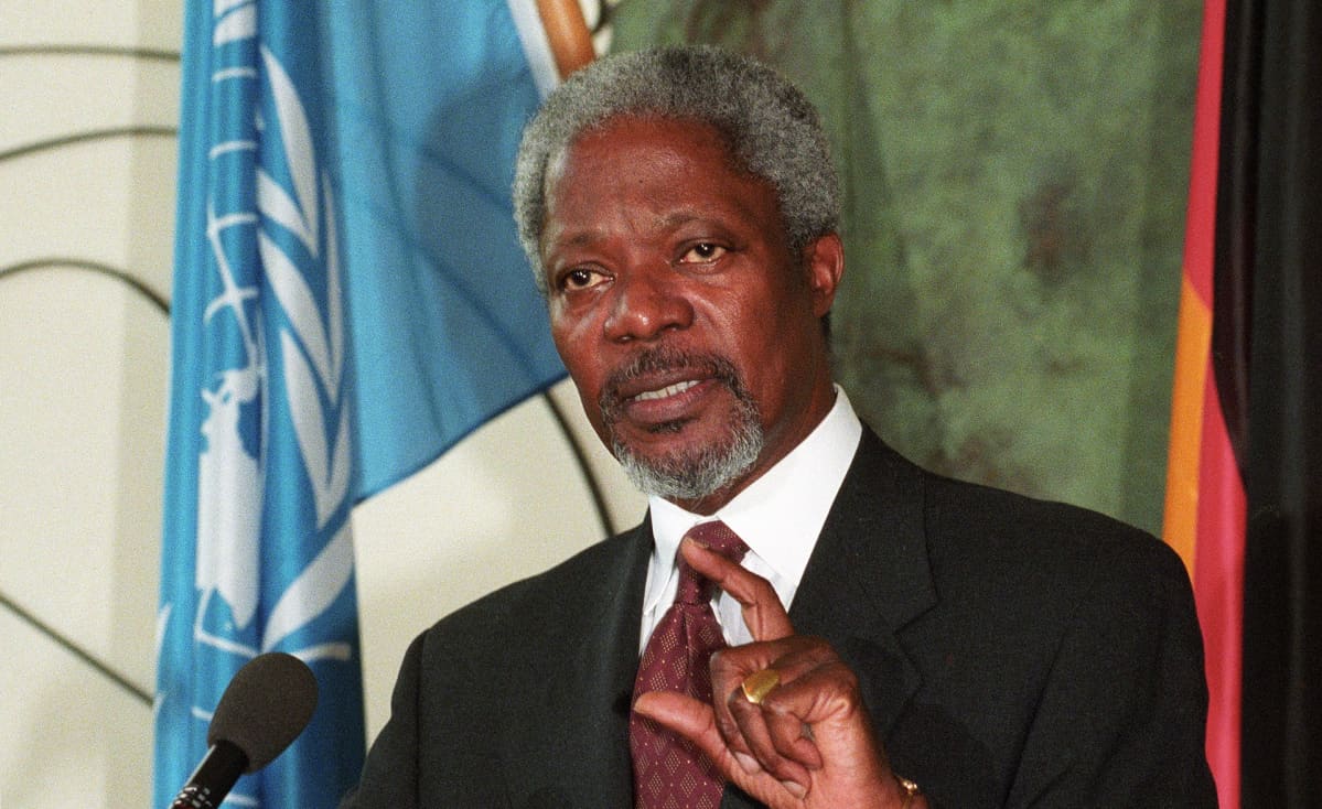 Vastavalittu YK:n pääsihteeri Kofi Annan puhumassa.