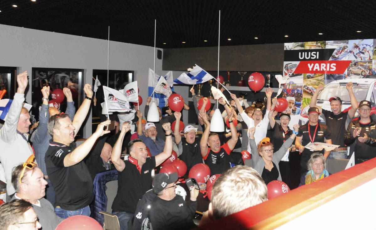 Kun Jari-Matti Latvala tuli maaliin, niin Puuppolassa riemu repesi ylimmilleen.