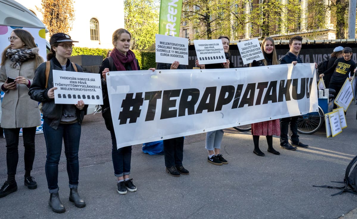Terapiatakuu mienilmaisu Säätytalon edessä.