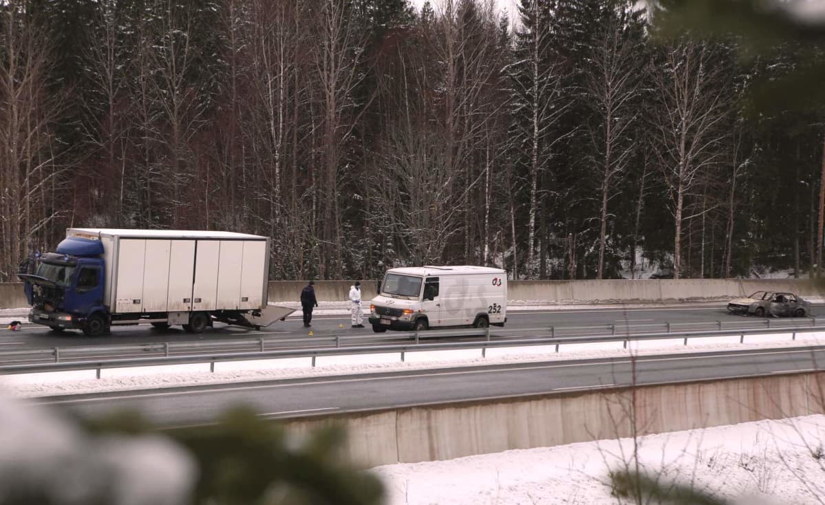 Arvokuljetusauton ryöstöyritys E18-moottoritiellä Salon Suomusjärvellä 25.2.2016.