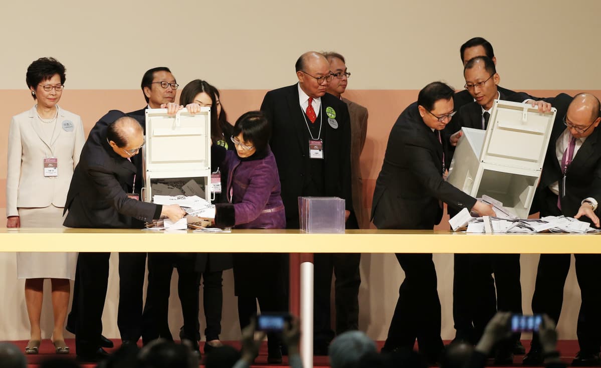 Carrie Lam (kuvassa vasemmalla) seurasi ääntenlaskentaa Hong Kongissa 26. maaliskuuta.
