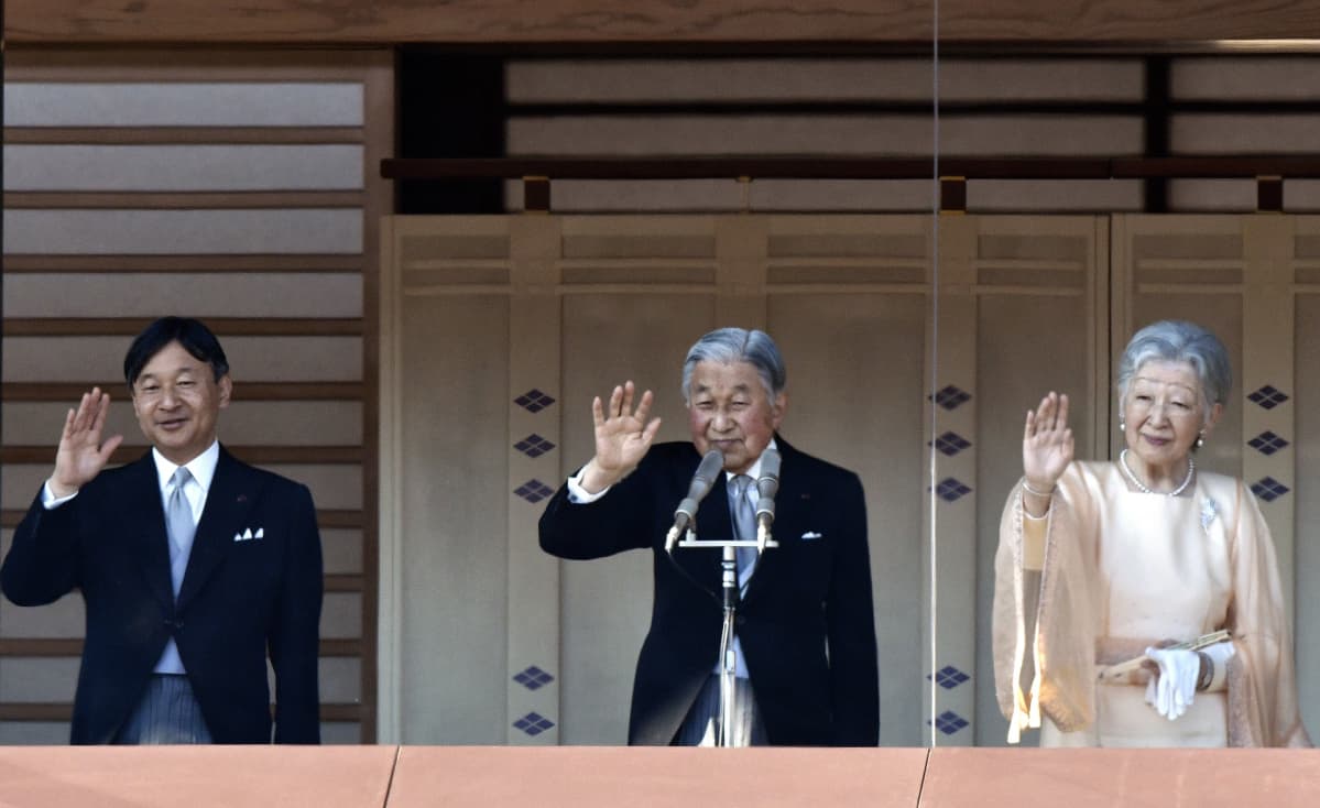 Japanin keisari Akihito (kesk.), keisarinna Michiko (oik.) ja kruununprinssi Naruhito tervehtivät yleisöä Tokion keisarillisessa palatsissa 23.12.2017.