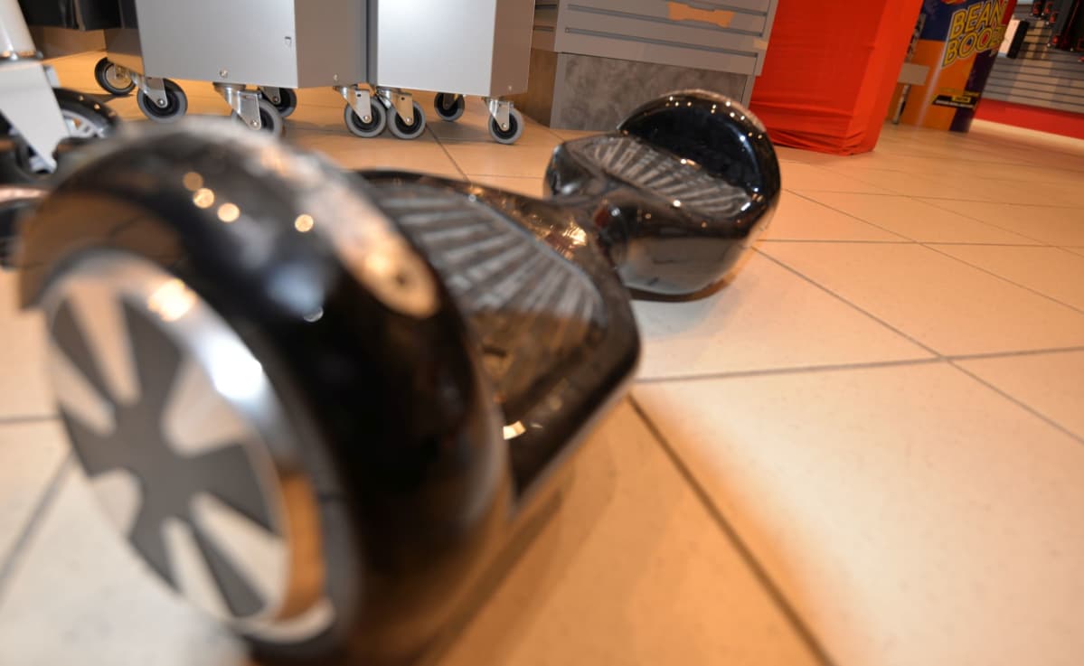 Tasapainoskootteri tunnetaan myös nimillä hoverboard ja huuveri.