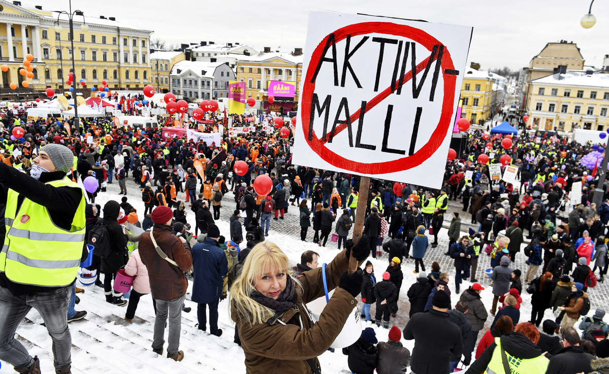 Aktiivimalli-mielenilmaus Senaatintorilla.
