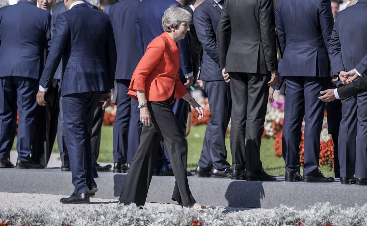 Englannin pääministeri Theresa May saapuu ryhmäkuvaan EU:n kokouksessa Salzburgissa, Itävallassa.