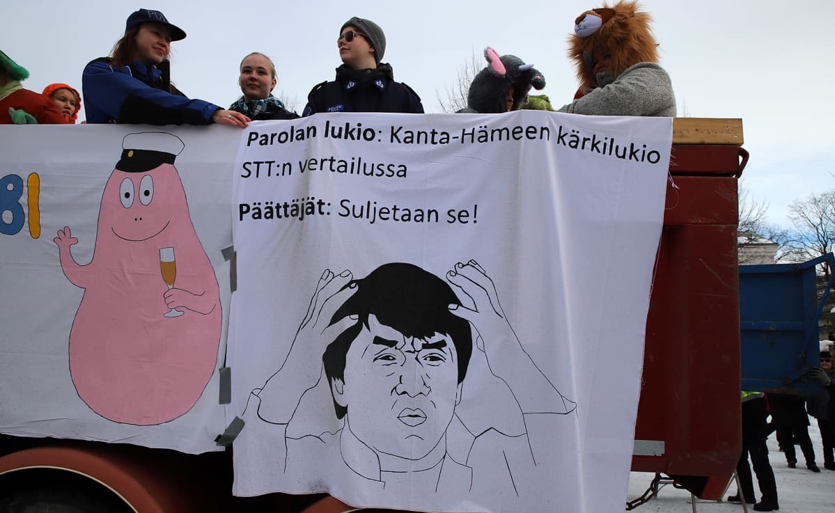 Penkkarilakanassa teksti Parolan lukio: Kanta-Hämeen kärkilukio STT:n vertailussa Päättäjät: Suljetaan se!