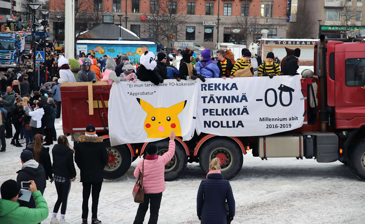 Penkkarirekka Hämeenlinnan torilla