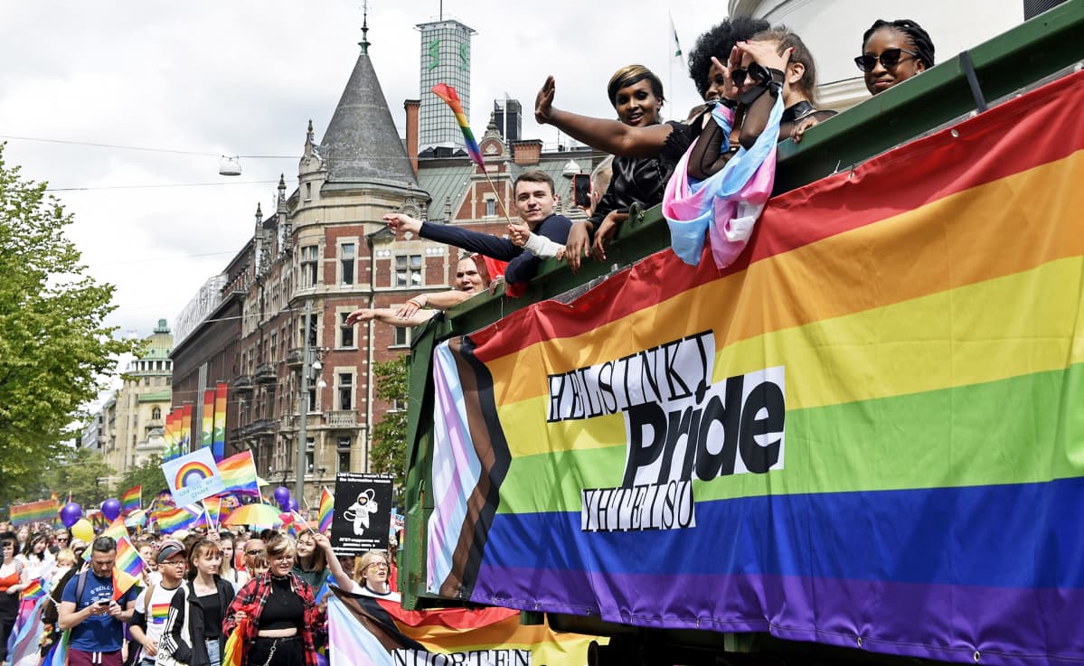 Pride-kulkueen osanottajia.