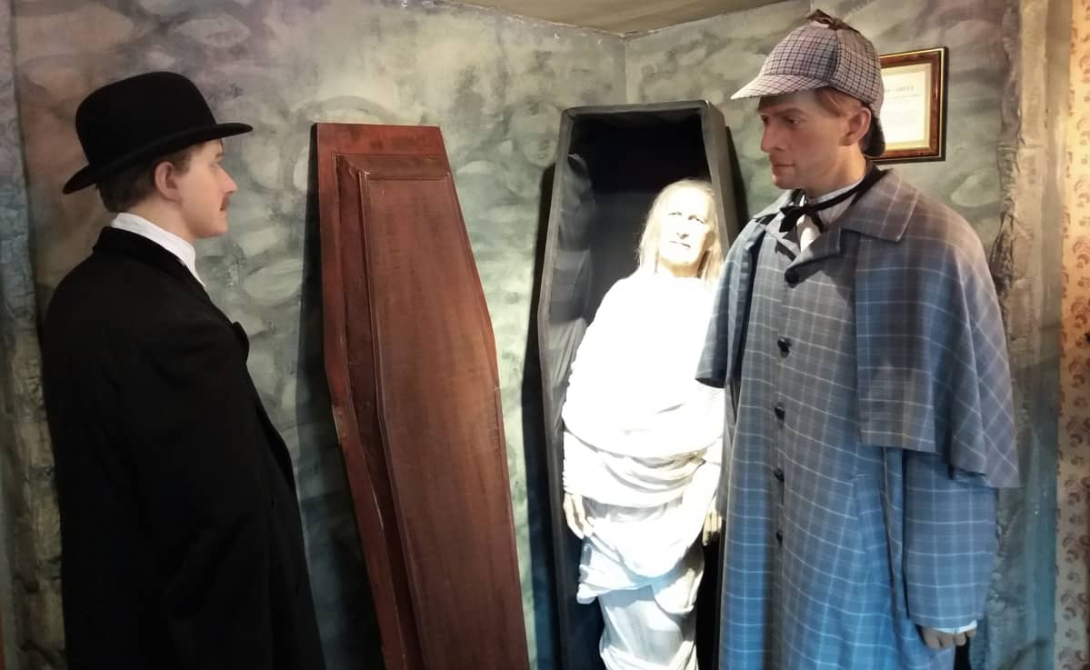 Sherlock Holmes ja tohtori Watson vahanukkeina lontoolaisessa museossa.
