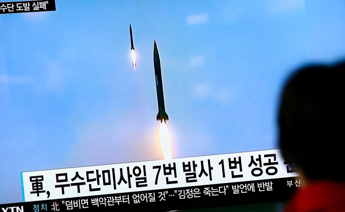Etelä-Korean televisiosta näytetään Pohjois-Korean ohjuskoetta lokakuussa 2016.