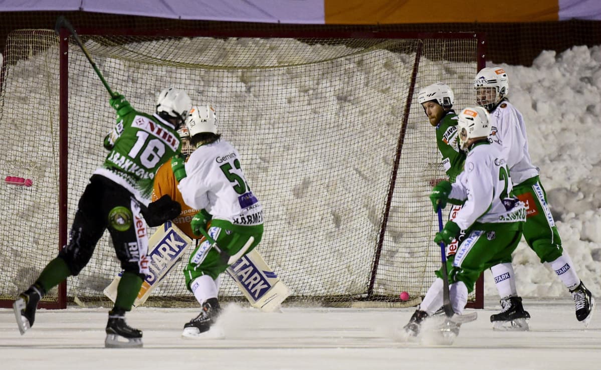 Akilleksen Akseli Laakkonen (vas.) laukoo joukkueelleen 3-1-maalin finaalissa.