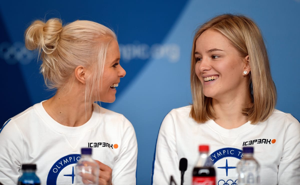Venla Lehtosta (oik.) pidetään Suomen maajoukkueen tulevaisuuden nimenä. Kuvassa Lehtonen Mari Ederin kanssa Pyeongchangin olympialaisissa.