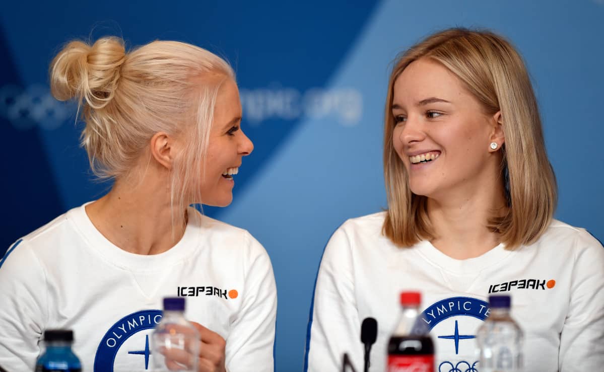 Venla Lehtosta (oik.) pidetään Suomen maajoukkueen tulevaisuuden nimenä. Kuvassa Lehtonen Mari Ederin kanssa Pyeongchangin olympialaisissa.