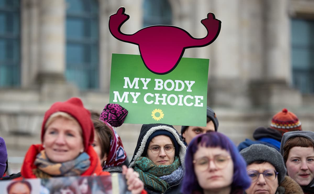 Naisia osoittamassa mieltään vapaan abortin puolesta Saksassa helmikuussa 2018.