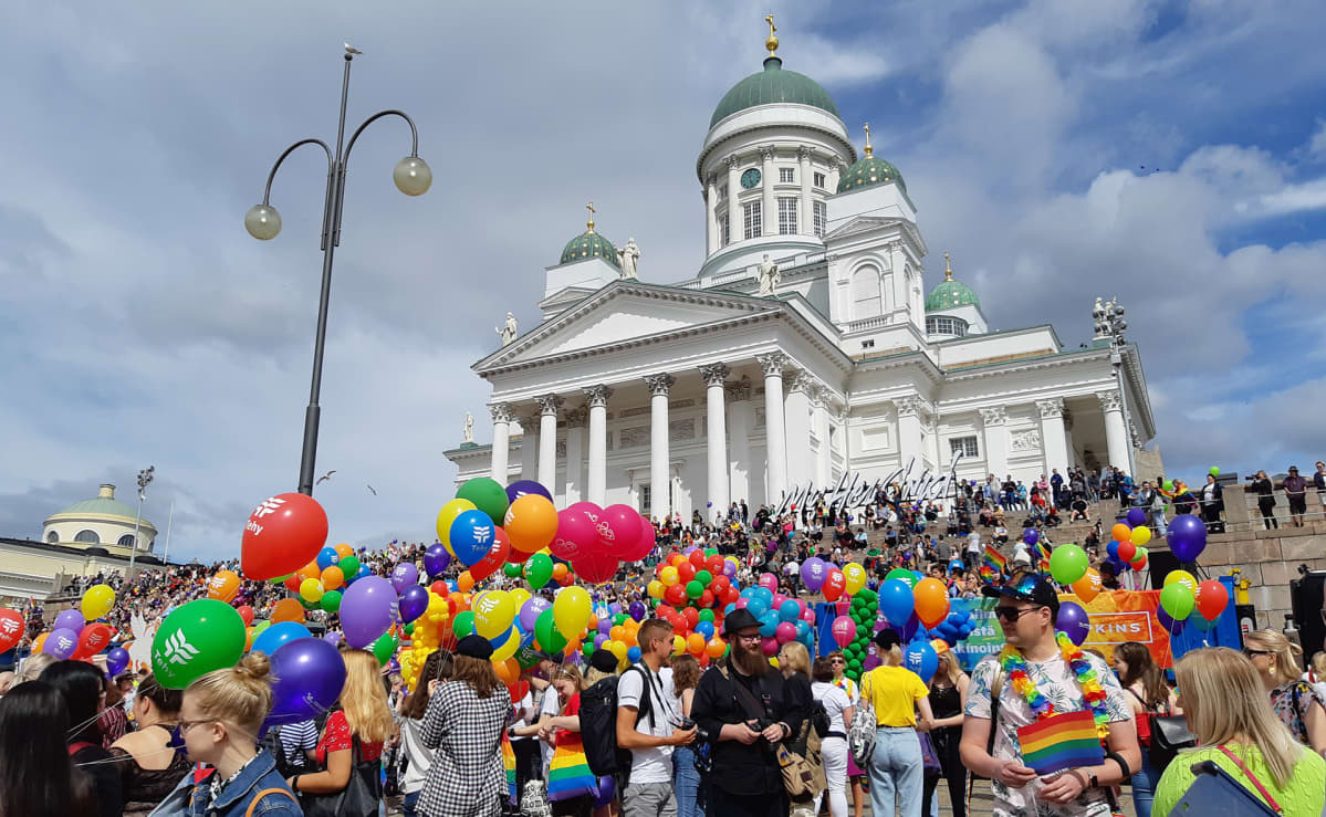 Pride-kulkueen osanottajia kokoontumassa Senaatintorille.
