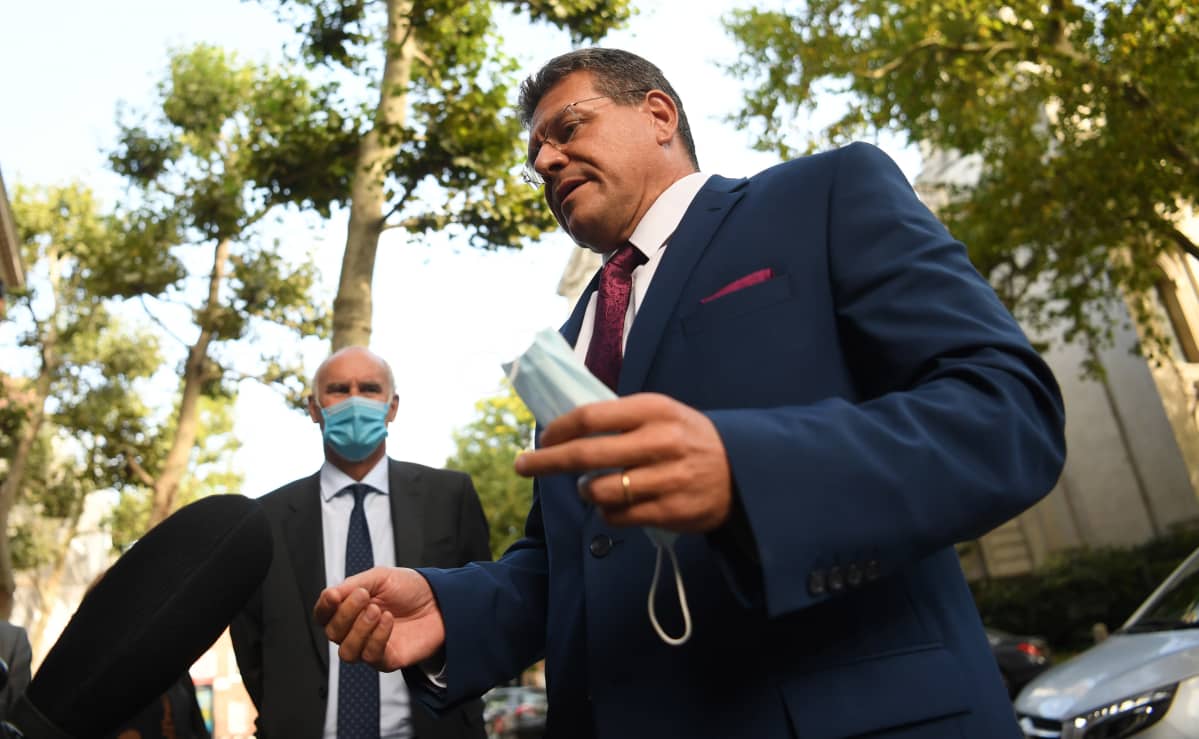 EU-komission varapuheenjohtaja, slovakialainen Maroš Šefčovič saapumassa Lontoossa kriisineuvotteluihin torstaina.