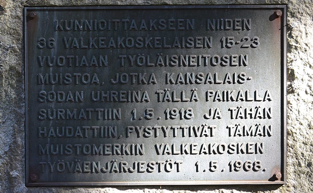 Muistolaatassa teksti: Kunnioittaakseen niiden 36 valkeakoskelaisen 15-23 vuotiaan työläisneitosen muistoa, jotka kansalaissodan uhreina tällä paikalla surmattiin 1.5.1918 ja tähän haudattiin, pystyttivät tämän muistomerkin Valkeakosken työläisjärjestöt 1.5.1968.