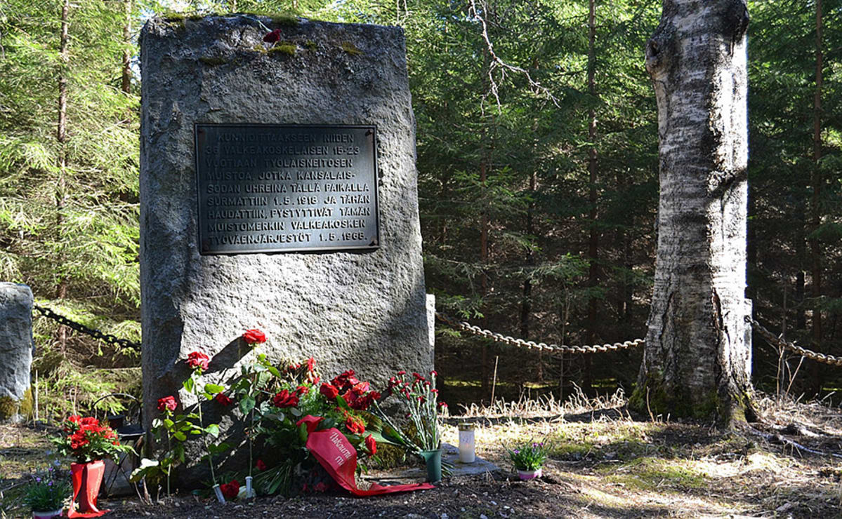 Muistomerkki ja kukkia