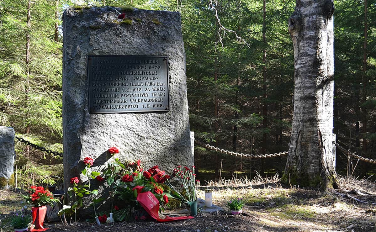 Muistomerkki ja kukkia