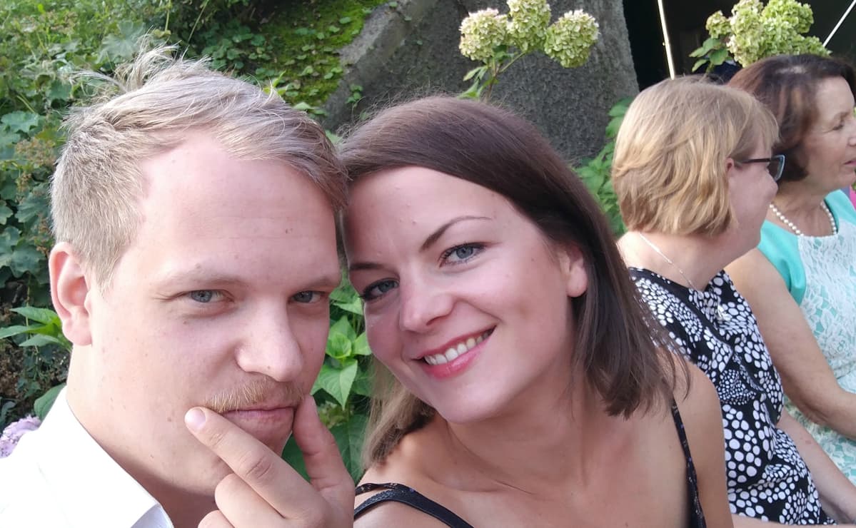 Olli Pahkala ja avovaimo Nelli lomalla.